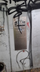 Foto: Verschmiertes Denkmalschild auf Bahnhofsrückseite 